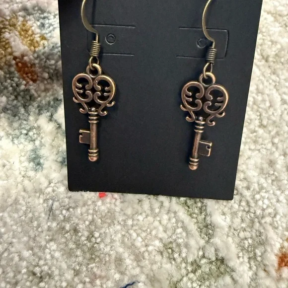 Vintage Key Design Earrings - Picture 1 of 4